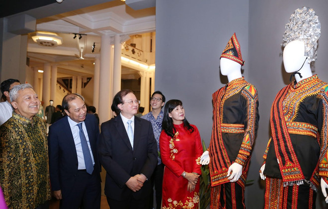 Ouverture d'une exposition de costumes traditionnels de l'ASEAN à Hanoï ảnh 1 Ouverture d'une exposition de costumes traditionnels de l'ASEAN à Hanoï ảnh 1