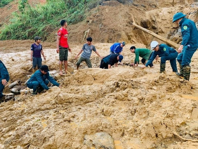 La scène d'un autre glissement de terrain dans le district de Phuoc Loc, province de Quang Nam ảnh 3 La scène d'un autre glissement de terrain dans le district de Phuoc Loc, province de Quang Nam ảnh 3