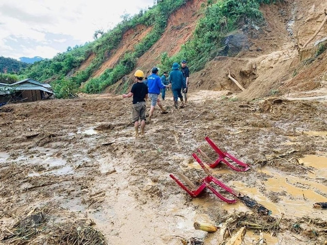 La scène d'un autre glissement de terrain dans le district de Phuoc Loc, province de Quang Nam ảnh 2 La scène d'un autre glissement de terrain dans le district de Phuoc Loc, province de Quang Nam ảnh 2