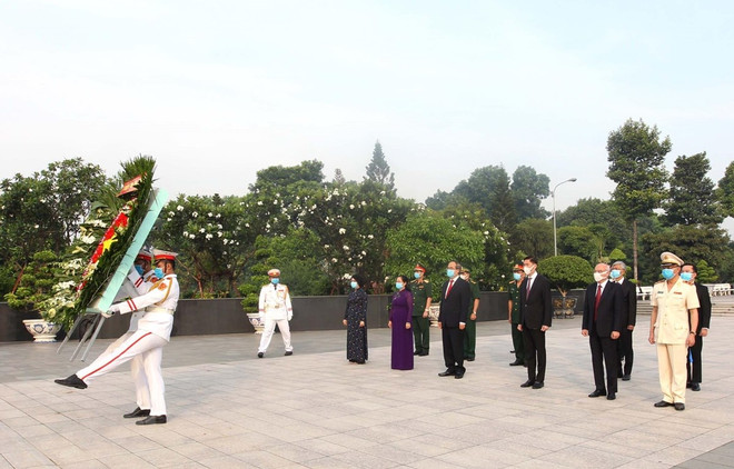 Réunification nationale: des dirigeants de HCM-Ville rendent hommage aux morts pour la Patrie ảnh 1 Réunification nationale: des dirigeants de HCM-Ville rendent hommage aux morts pour la Patrie ảnh 1