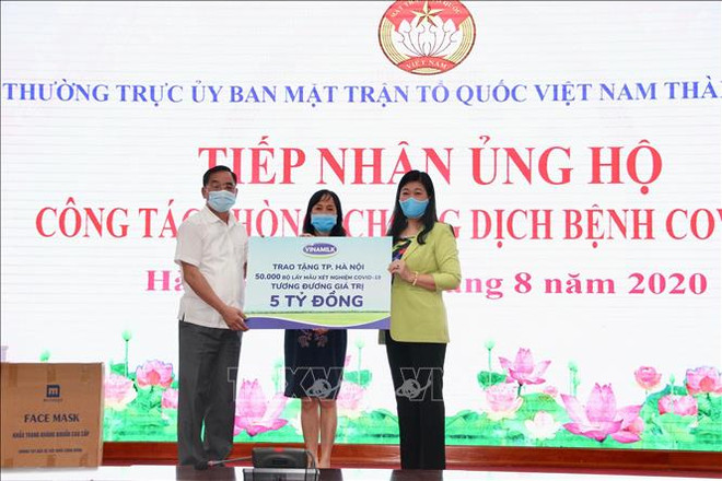 Hanoï et Quang Ngai reçoivent des dons pour lutter contre le COVID-19 ảnh 1 Hanoï et Quang Ngai reçoivent des dons pour lutter contre le COVID-19 ảnh 1