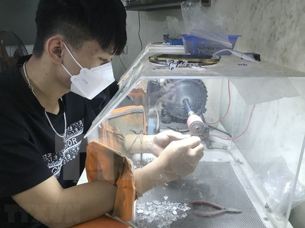 Les artisans de Châu Khê entretiennent le feu de la fabrication de bijoux ảnh 3
