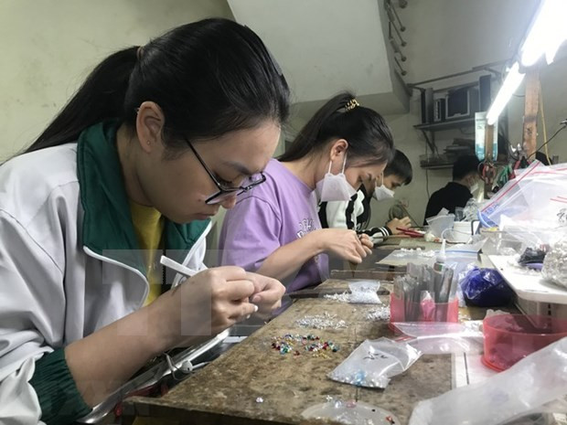 Les artisans de Châu Khê entretiennent le feu de la fabrication de bijoux ảnh 2