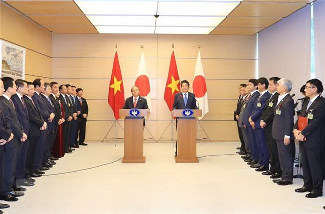Vietnam-Japon : les deux PM président un point presse conjoint ảnh 1 Vietnam-Japon : les deux PM président un point presse conjoint ảnh 1