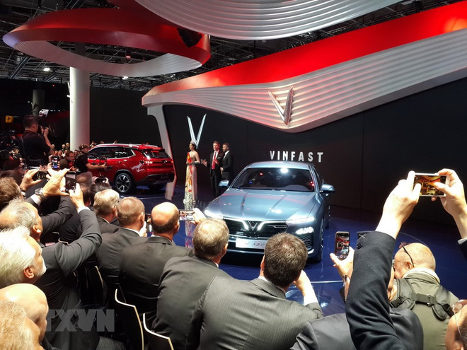 Le Vietnam présente ses premières voitures fabriquées localement à Paris ảnh 1