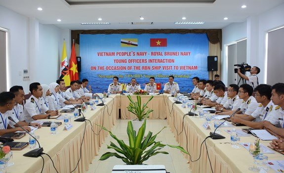 Programme d’échange entre jeunes officiers vietnamiens et brunéiens ảnh 1