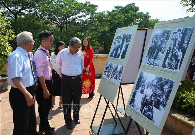 Exposition sur les moments de la libération de la capitale en octobre 1954 ảnh 1 Exposition sur les moments de la libération de la capitale en octobre 1954 ảnh 1