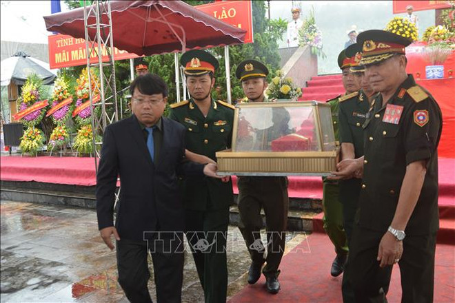 Ha Tinh : inhumation des restes des volontaires tombés au Laos ảnh 1 Ha Tinh : inhumation des restes des volontaires tombés au Laos ảnh 1