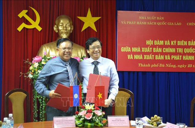 Plus de livres politiques du Vietnam traduits en laotien ảnh 1 Plus de livres politiques du Vietnam traduits en laotien ảnh 1