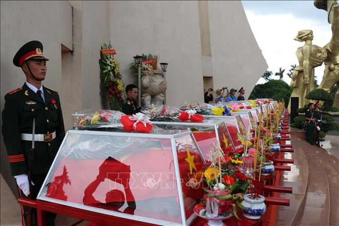 Les restes de 17 soldats volontaires inhumés à Dak Lak ảnh 1