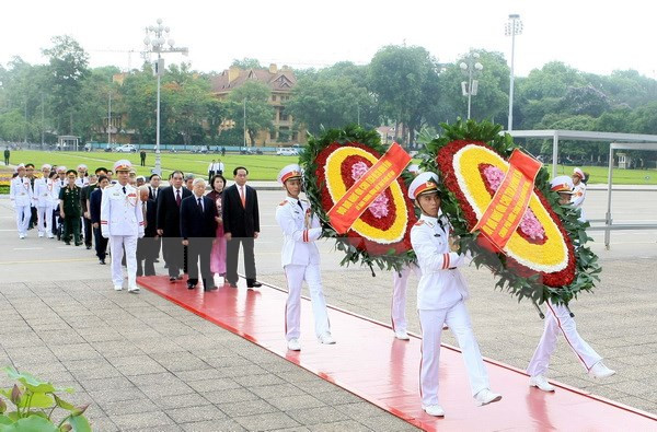 Des dirigeants rendent hommage au Président Ho Chi Minh ảnh 1 Des dirigeants rendent hommage au Président Ho Chi Minh ảnh 1