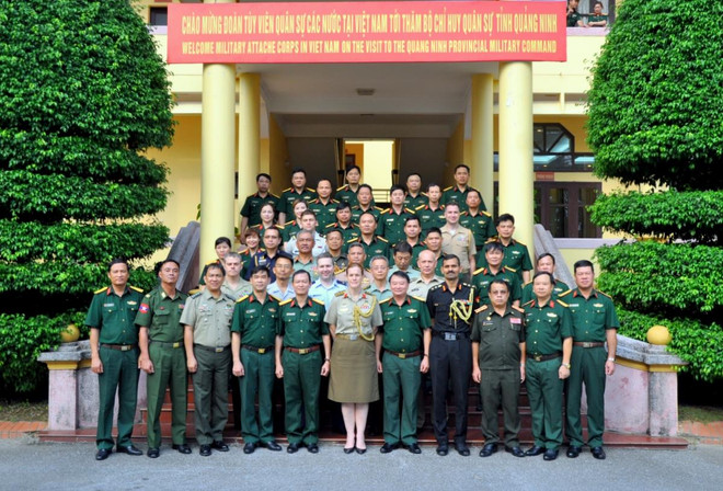 Des attachés étrangers de la défense au Vietnam en tournée à Hai Phong et Quang Ninh ảnh 2 Des attachés étrangers de la défense au Vietnam en tournée à Hai Phong et Quang Ninh ảnh 2