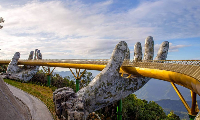 The Guardian fait l'éloge du Golden Bridge de Bà Nà Hills ảnh 1 The Guardian fait l'éloge du Golden Bridge de Bà Nà Hills ảnh 1