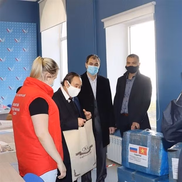 COVID-19 : La communauté vietnamienne à Irkoutsk offre des masques ảnh 1