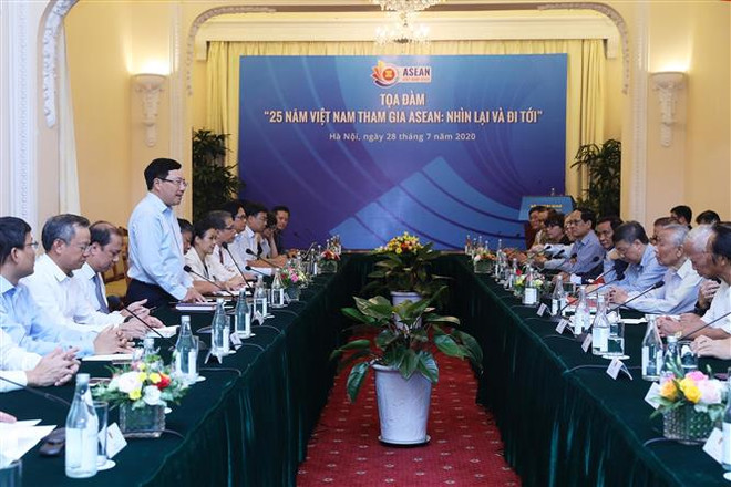 Colloque sur les 25 ans d’adhésion du Vietnam à l’ASEAN ảnh 1 Colloque sur les 25 ans d’adhésion du Vietnam à l’ASEAN ảnh 1