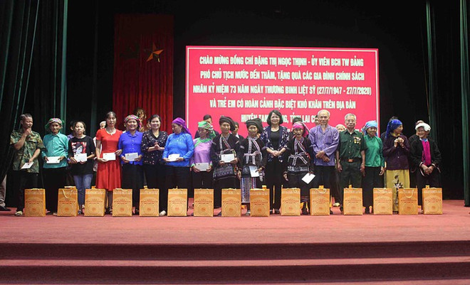 Lai Châu: Dang Thi Ngoc Thinh offre des cadeaux à des familles bénéficiant des politiques sociales ảnh 1 Lai Châu: Dang Thi Ngoc Thinh offre des cadeaux à des familles bénéficiant des politiques sociales ảnh 1