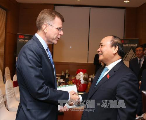 Nguyen Xuan Phuc reçoit les dirigeants de la BAD et de la revue The Economist ảnh 1 Nguyen Xuan Phuc reçoit les dirigeants de la BAD et de la revue The Economist ảnh 1