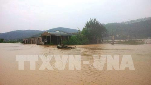 Les crues et les inondations causent de lourds dégâts au Centre ảnh 1 Les crues et les inondations causent de lourds dégâts au Centre ảnh 1