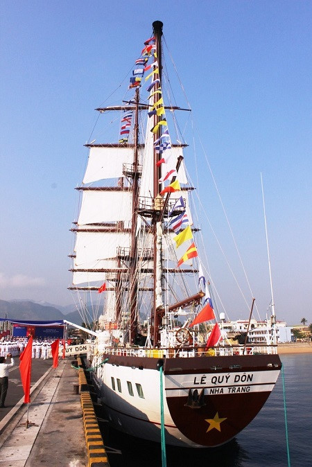 Le drapeau vietnamien hissé sur le voilier 286 Lê Quy Dôn ảnh 1