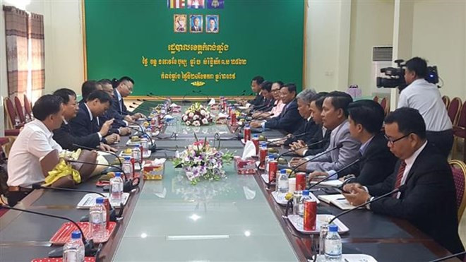 Cambodge : cadeaux de Têt à des personnes d’origine vietnamienne dans la région du lac Tonlé Sap ảnh 1 Cambodge : cadeaux de Têt à des personnes d’origine vietnamienne dans la région du lac Tonlé Sap ảnh 1