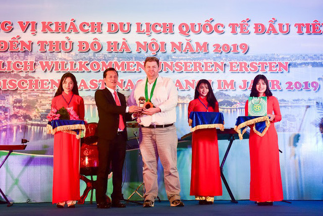 2019 : Accueil des premiers touristes étrangers à Hanoï, à HCM-Ville et à Thua Thien-Hue ảnh 1 2019 : Accueil des premiers touristes étrangers à Hanoï, à HCM-Ville et à Thua Thien-Hue ảnh 1