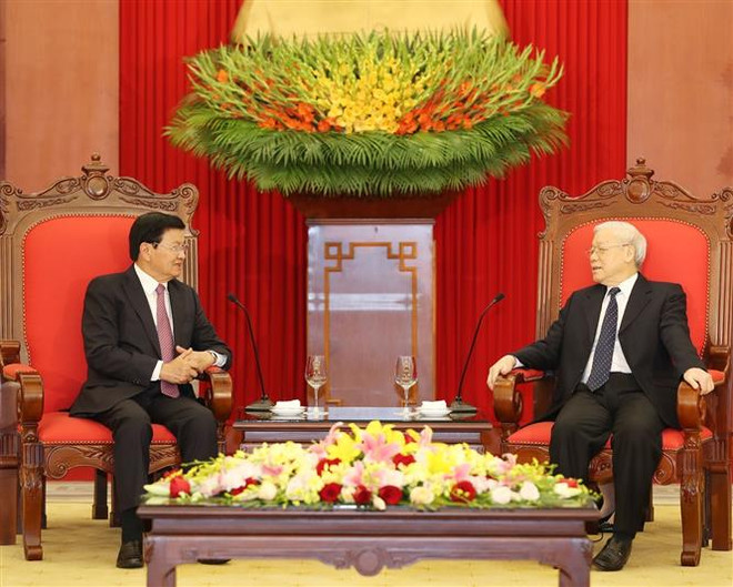 Le secrétaire général du Parti et président vietnamien Nguyen Phu Trong reçoit le PM laotien ảnh 1 Le secrétaire général du Parti et président vietnamien Nguyen Phu Trong reçoit le PM laotien ảnh 1