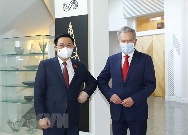 Le président de l'AN du Vietnam rencontre le président finlandais ảnh 1 Le président de l'AN du Vietnam rencontre le président finlandais ảnh 1
