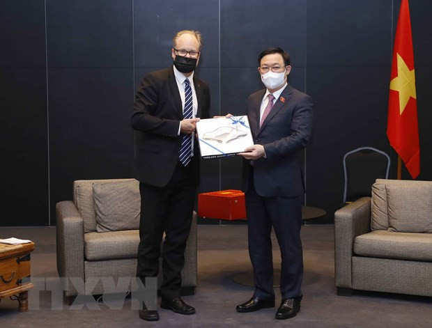 Le président de l'AN Vuong Dinh Hue reçoit le maire de la ville finlandaise de Salo ảnh 1 Le président de l'AN Vuong Dinh Hue reçoit le maire de la ville finlandaise de Salo ảnh 1