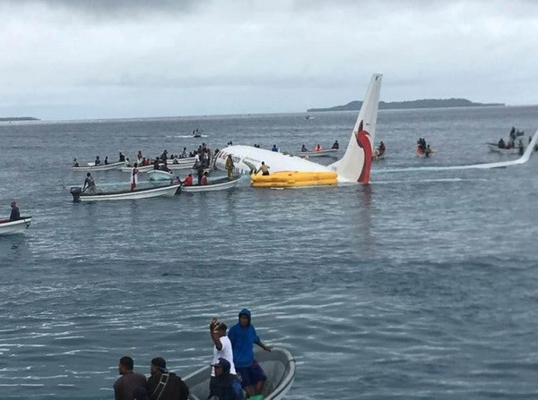 Quatre Vietnamiens à bord de l’avion sorti de piste en Micronésie ảnh 1 Quatre Vietnamiens à bord de l’avion sorti de piste en Micronésie ảnh 1