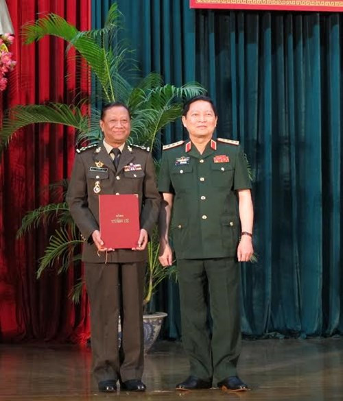 Remise de doctorat à deux généraux cambodgiens ảnh 1 Remise de doctorat à deux généraux cambodgiens ảnh 1
