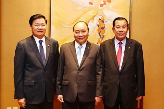 Sommet de l'ASEAN : le PM travaille avec ses homologues laotien et cambodgien ảnh 1 Sommet de l'ASEAN : le PM travaille avec ses homologues laotien et cambodgien ảnh 1