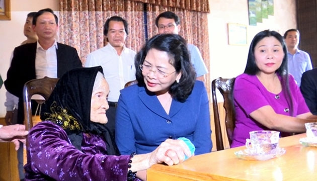 Nouvel An lunaire : la vice-présidente Dang Thi Ngoc Thinh en visite à Gia Lai et à Kon Tum ảnh 1 Nouvel An lunaire : la vice-présidente Dang Thi Ngoc Thinh en visite à Gia Lai et à Kon Tum ảnh 1