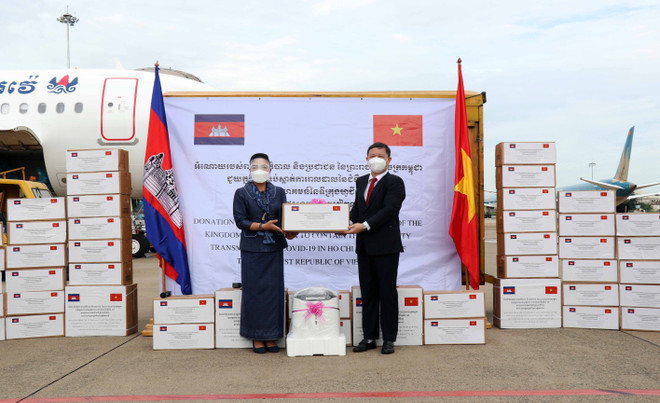 COVID-19: réception de cadeaux offerts par le Cambodge à Ho Chi Minh-Ville ảnh 1 COVID-19: réception de cadeaux offerts par le Cambodge à Ho Chi Minh-Ville ảnh 1