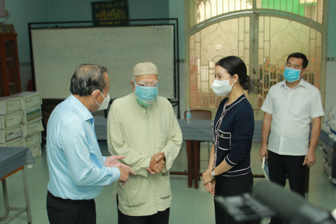 COVID-19: le vice-PM Truong Hoa Binh remet des cadeaux à des Cham de HCM-Ville ảnh 2 COVID-19: le vice-PM Truong Hoa Binh remet des cadeaux à des Cham de HCM-Ville ảnh 2