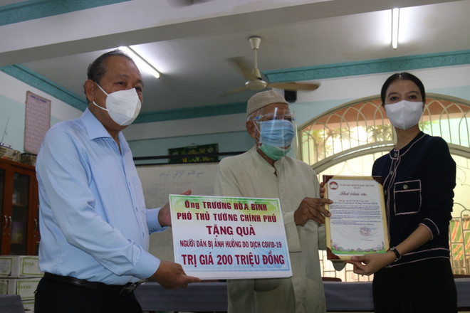 COVID-19: le vice-PM Truong Hoa Binh remet des cadeaux à des Cham de HCM-Ville ảnh 1 COVID-19: le vice-PM Truong Hoa Binh remet des cadeaux à des Cham de HCM-Ville ảnh 1