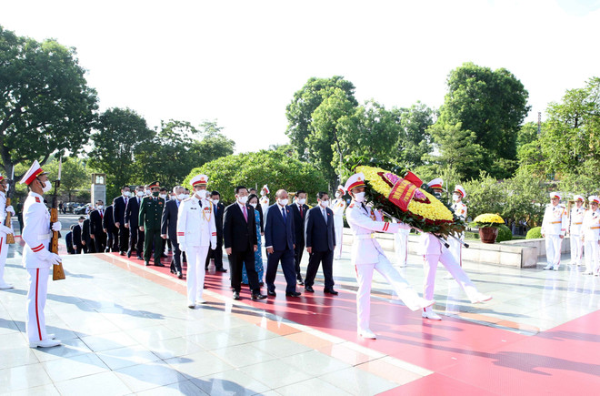 Le 27 juillet : les dirigeants du Parti et de l’État rendent hommage aux Morts pour la Patrie ảnh 2