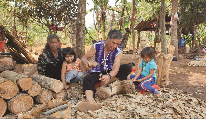 Ksor Ksôh insuffle l’"âme" dans ses statues en bois ảnh 2