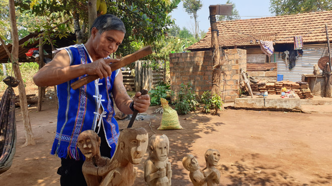 Ksor Ksôh insuffle l’"âme" dans ses statues en bois ảnh 1
