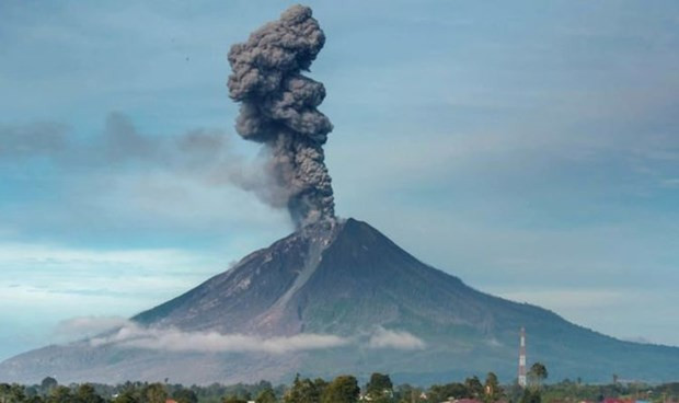 Indonésie: le volcan Ili Lewotolok se réveille ảnh 1 Indonésie: le volcan Ili Lewotolok se réveille ảnh 1