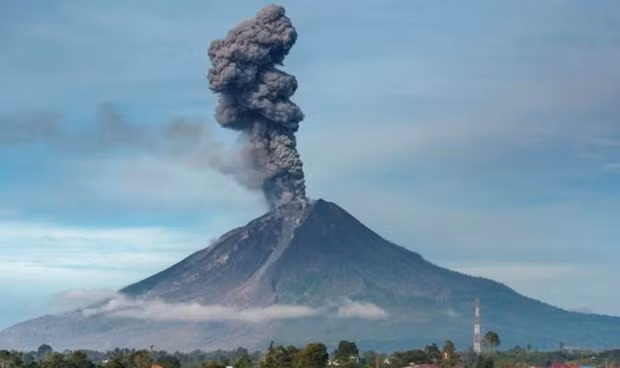 Indonésie: le volcan Ili Lewotolok se réveille ảnh 1