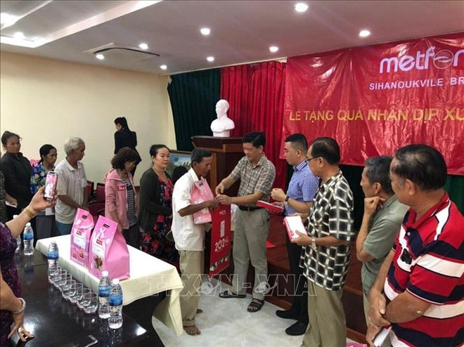 Les consulats généraux du Vietnam au Cambodge assistent des personnes démunies ảnh 1 Les consulats généraux du Vietnam au Cambodge assistent des personnes démunies ảnh 1