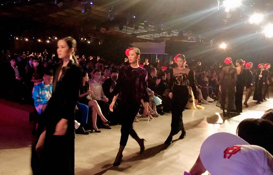400 mannequins et artistes au Festival international de la mode du Vietnam 2020 ảnh 1