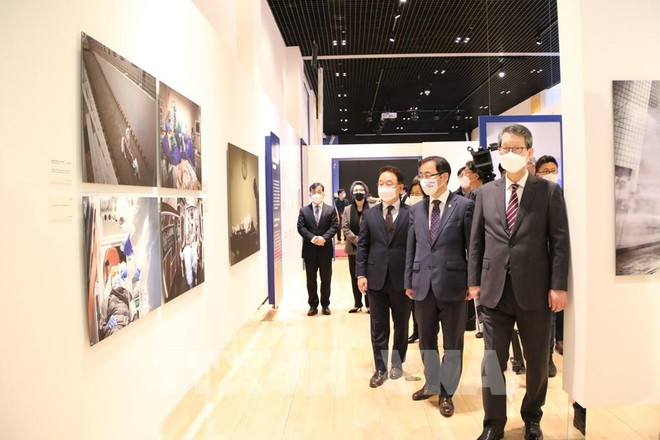 L’Agence vietnamienne d’Information participe à une exposition internationale sur le COVID-19 ảnh 1