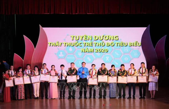 Des médecins exemplaires de la capitale à l’honneur ảnh 1