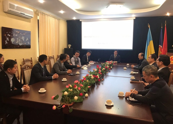 L'ambassadeur Nguyen Hong Thach rencontre des représentants d'entreprises vietnamiennes en Ukraine ảnh 1 L'ambassadeur Nguyen Hong Thach rencontre des représentants d'entreprises vietnamiennes en Ukraine ảnh 1