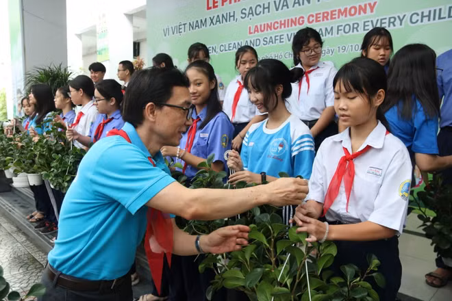 Kyrielle d’activités « Pour un Vietnam vert, propre et sécuritaire aux enfants » ảnh 1 Kyrielle d’activités « Pour un Vietnam vert, propre et sécuritaire aux enfants » ảnh 1