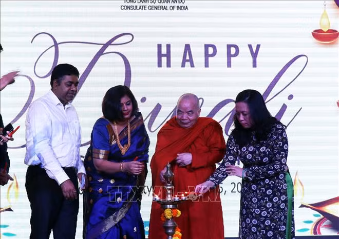 La fête hindoue des lumières Diwali illumine Hô Chi Minh-Ville ảnh 1