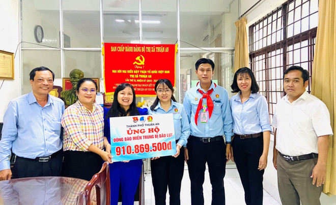 Crues et inondations au Centre : la province de Binh Duong au chevet des sinistrés ảnh 1 Crues et inondations au Centre : la province de Binh Duong au chevet des sinistrés ảnh 1