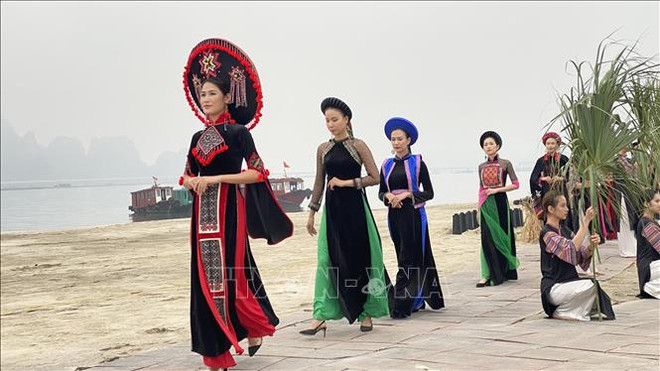 La fête "Ao dai Quang Ninh – région des patrimoines" ảnh 1 La fête "Ao dai Quang Ninh – région des patrimoines" ảnh 1