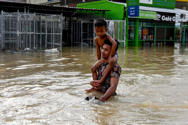 Les inondations font 18 morts au Cambodge ảnh 1